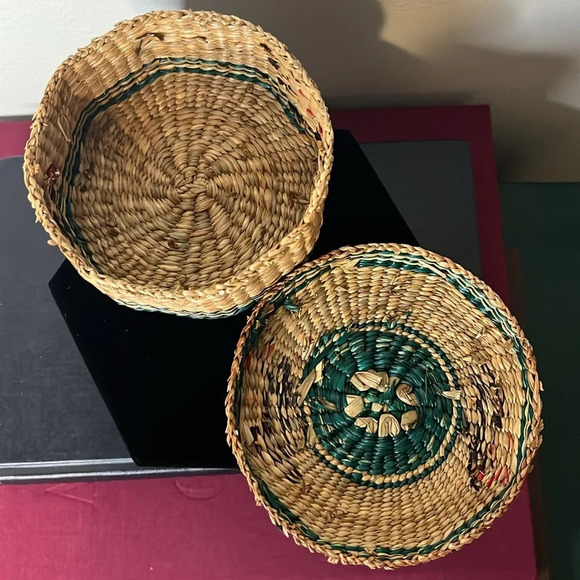 Vintage Handwoven Straw Multicolor Nootka Inspired Style Small Basket with Lid - Picture 6 of 10